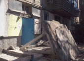 В Волгограде трое детей пострадали в результате обрушения козырька подъезда