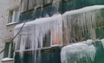 В Волгограде снова пострадал человек из-за падения льда с балкона
