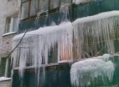 В Волгограде снова пострадал человек из-за падения льда с балкона