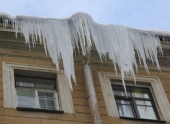 В Волгограде на ребенка с крыши упала глыба льда