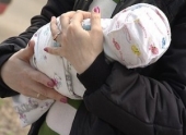 В Волгоградской области к подъезду дома подбросили новорожденную девочку