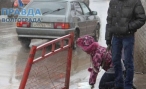 В Волгограде мужчина выгуливает женщину на поводке