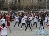 В Волгограде студенты на улице массово провели зарядку В Волгограде студенты на улице массово провели зарядку