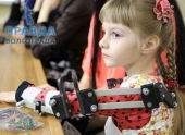 В Волгограде парализованная девочка научилась двигать руками