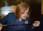 В Волгограде Никас Сафронов выпил рюмку водки с казачьей шашки