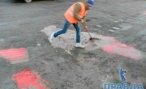В Волгограде активисты залили ямы алым бетоном