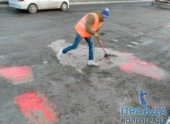В Волгограде активисты залили ямы алым бетоном